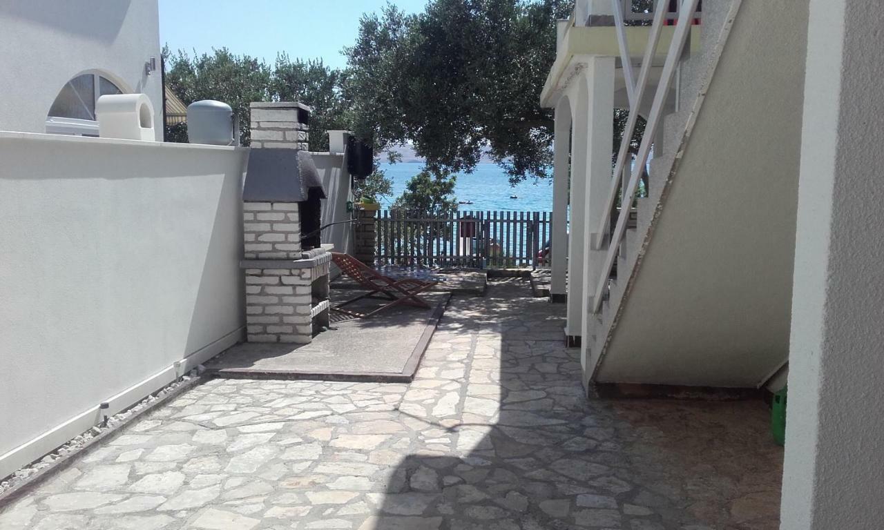 Apartment Milka By The Sea Карлобаг Екстериор снимка